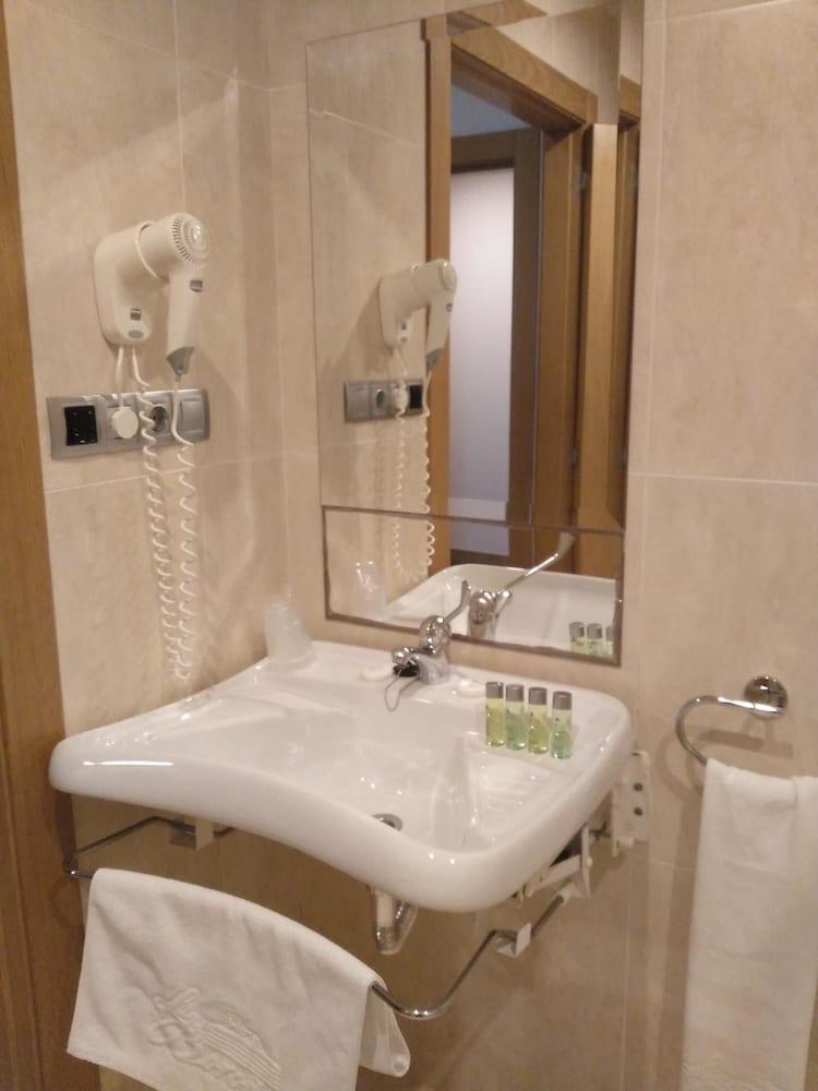 Hotel La Borona Gijon Bagian luar foto